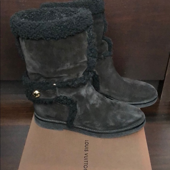LOUIS VUITTON AUTHENTIC SNOWY FLAT BOOTS. - Picture 2 of 8